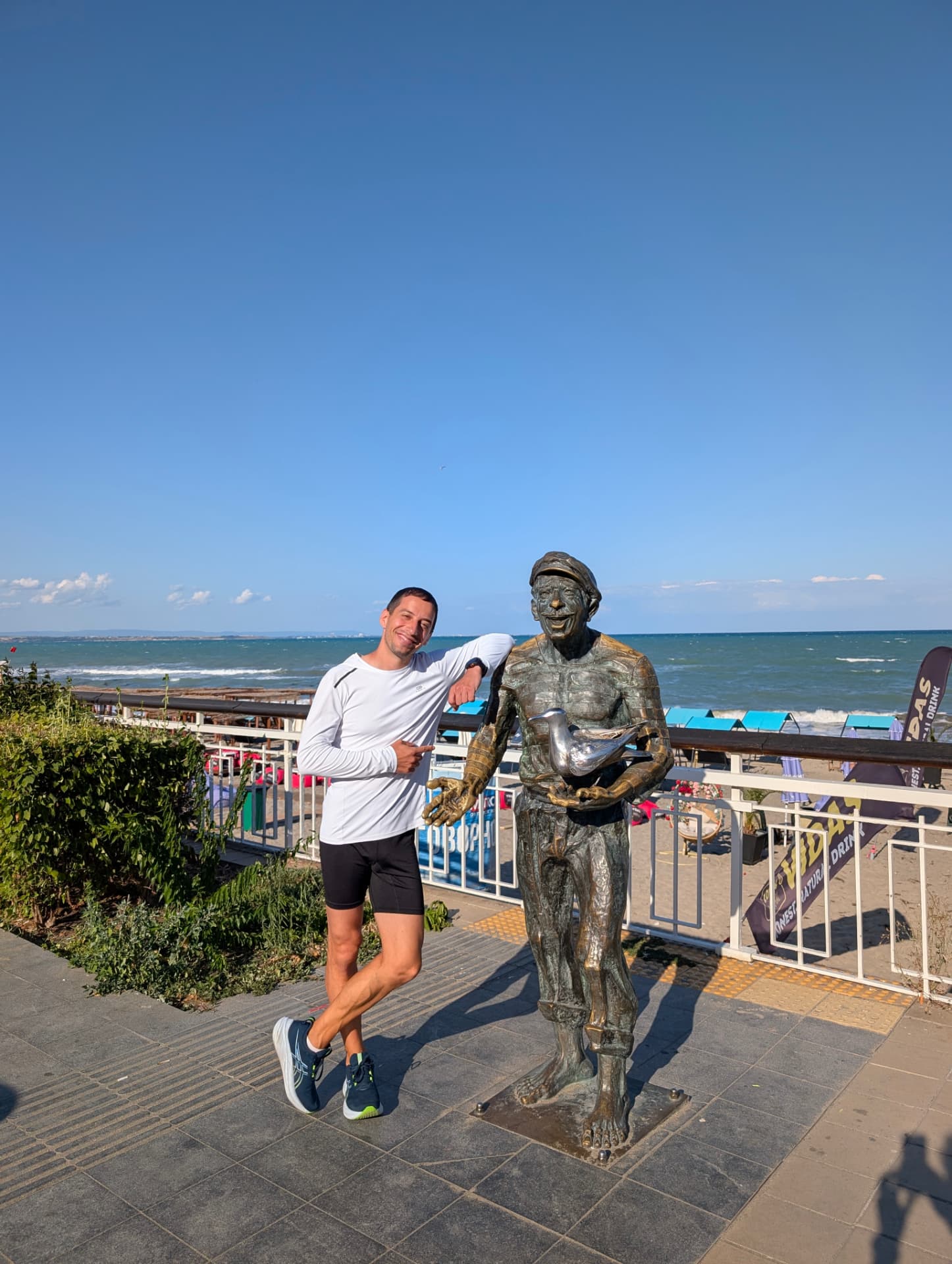 Runner next to the fisherman statue on the Burgas seaside